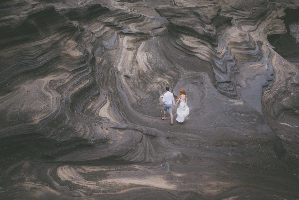 A couple walks among the rocks at Lanai Lookout.
